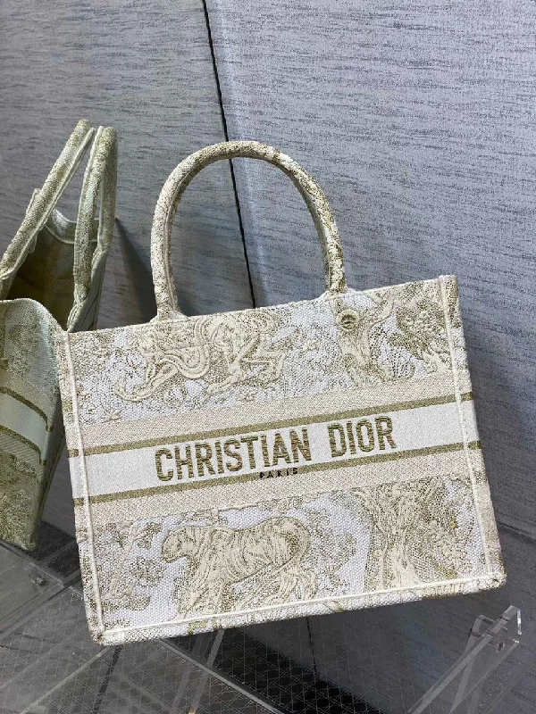 Fashion - forward Christian Dior tote bags for the modern womanChristian Dior MeChristian Diorum Book Tote